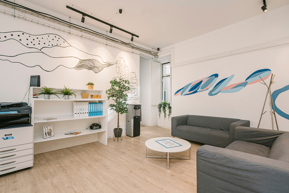 Student lounge area at Lusa Language School in Lisbon with comfortable sofas and modern amenities for breaks and socializing